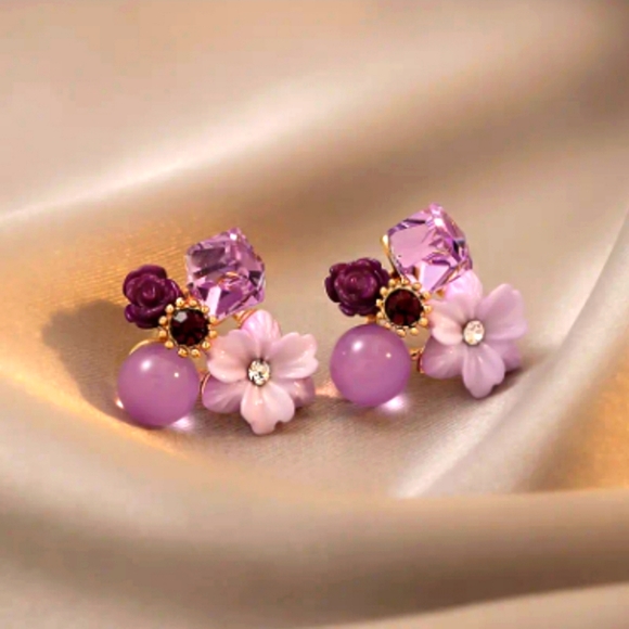 Jewelry - Elegant stud type earings